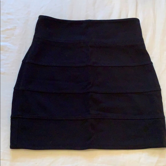 Stretchy black mini skirt - Picture 3 of 4